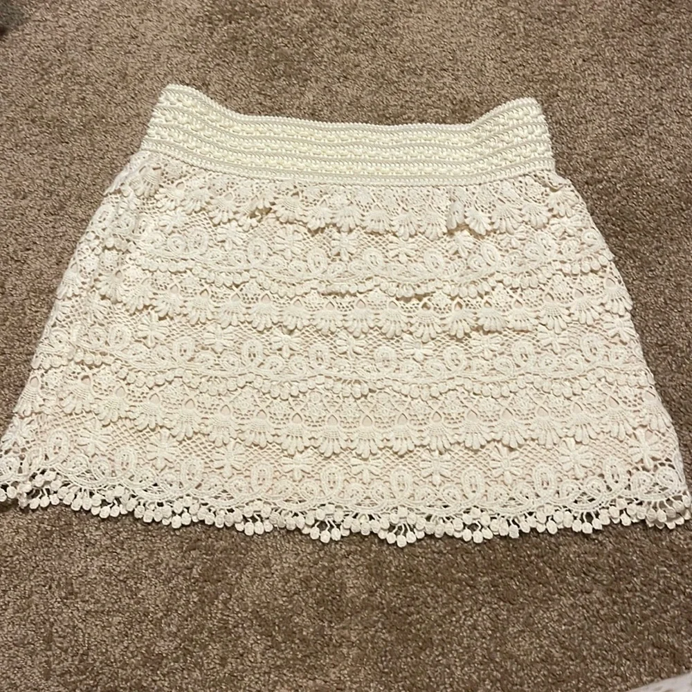 American Rag Cie brand lace mini skirt. Size S
01-11 - Picture 1 of 4